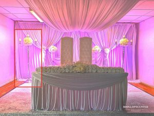 Hyra 3-arm kandelaber 172 cm aluminium med blomboll till scenen med mycket fina rosor.